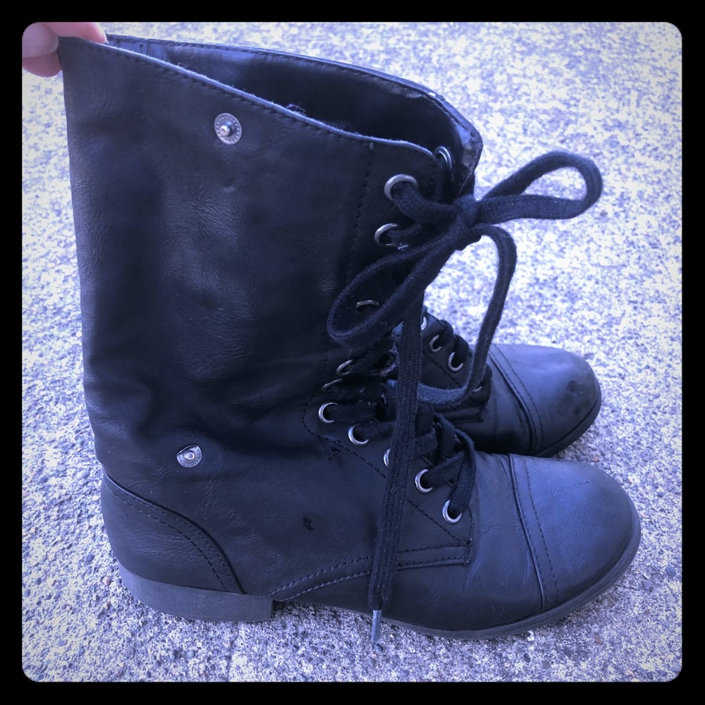 Black Poppy boots